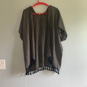 Black and white kimono tunic style top